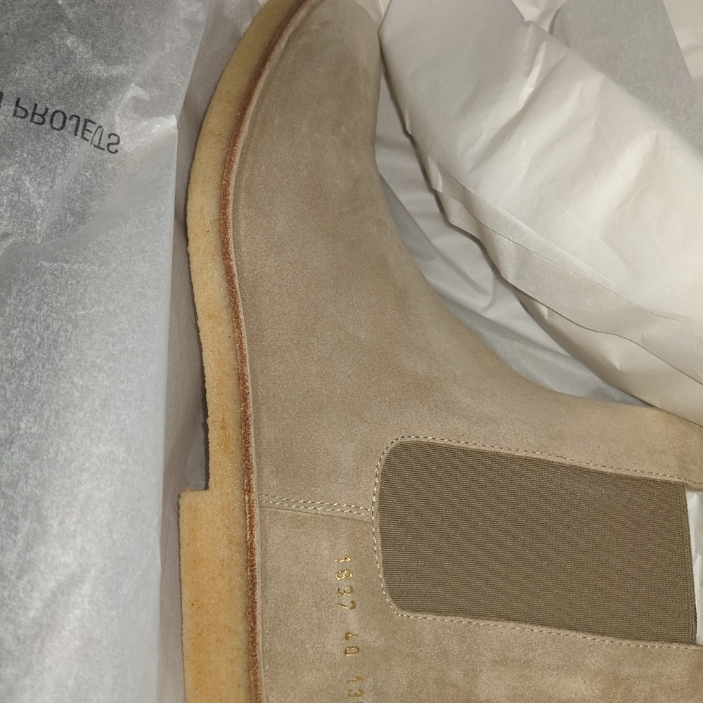 Common Projects Suede Chelsea in Tan
